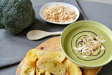 Frische hausgemachte Brokkolicremesuppe mit Brotscheiben