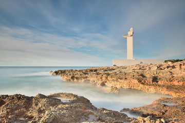 Fototapeta premium Faro sobre mar azul