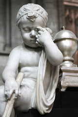 Sépulture. Sculpture d'un ange pleurant. Cathédrale Saint-Etienne. Sens. / Burial. Sculpture of a weeping angel. St. Stephen's Cathedral. Sens. 