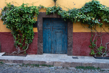 Fototapeta na wymiar A door in the typical style of the town, San Miguel de Allende, Guanajuato, Mexico.