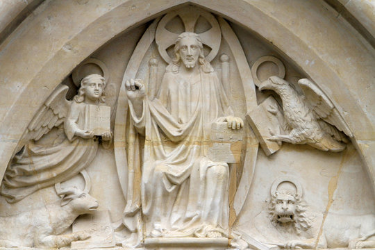 T&eacute;tramorphe. J&eacute;sus-Christ entour&eacute; des symboles de l'Apocalypse. Couvent Saint-Gildard. Nevers. / Tetramorph. Jesus Christ surrounded by the symbols of the Apocalypse. 