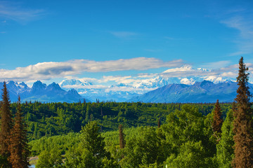 With its huge mountains and surrounded by a wonderful biodiversity lies the Denali National Park and Preserve. Touristic route and cloud sky. Landscape, fine art. Parks Hwy, Alaska, EUA: July 28, 2018