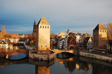 Obraz premium Beautiful sunset over fairy tale city 