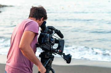 Camarógrafo con cámara de cine digital en trípode 11