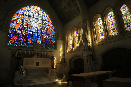 Le vitrail de choeur. M&eacute;morial des Batailles de la Marne. Dormans. / Stained glass window of Christ. Window in the upper chapel. Dormans.