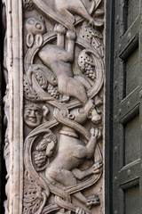 figure animali e tralci; stipite del portale meridionale della Cattedrale di San Lorenzo, Genova