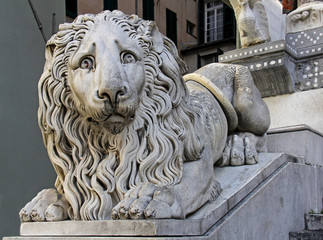 grande leone scolpito; Cattedrale di San Lorenzo, Genova