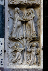 Fototapeta na wymiar Annunciazione e Visitazione; stipite del portale maggiore della Cattedrale di San Lorenzo, Genova