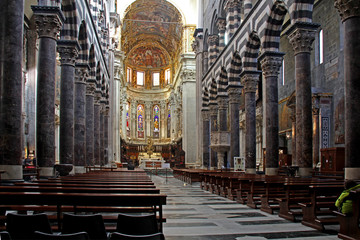 la navata centrale della Cattedrale di San Lorenzo, Genova - obrazy, fototapety, plakaty