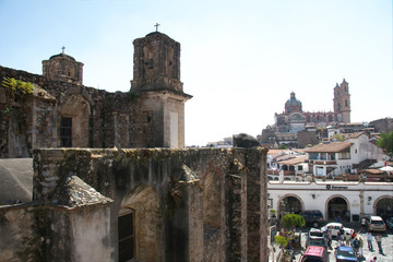 Fototapeta na wymiar The Ex-convento de San Bernardino de Siena with the Parroquia de Santa Prisca y San Sebastían in the background, Taxco, Guerrero, Mexico.