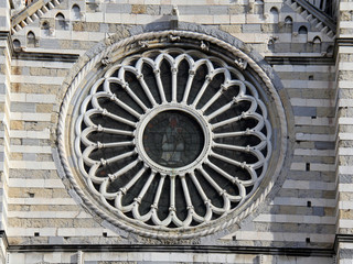 il rosone in facciata della Cattedrale di San Lorenzo a Genova