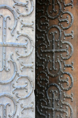 Ferronnerie sur une porte. Basilique du Sacré-Coeur. Paray-le-Monial. / Ironwork on a door. Basilica of Paray-le-Monial.
