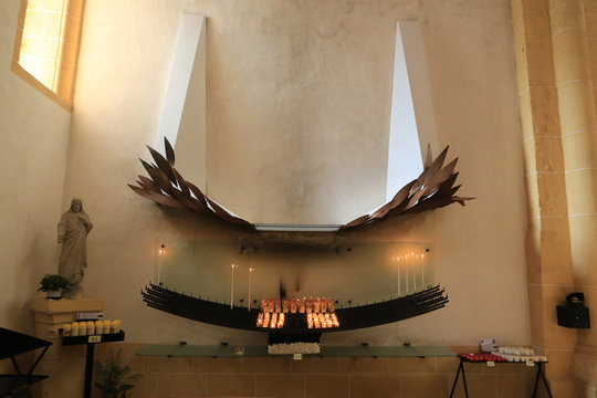 Cierges et lumingons. Basilique du Sacr&eacute;-Coeur. Paray-le-Monial. / Candles and tealights. Basilica of Paray-le-Monial. 