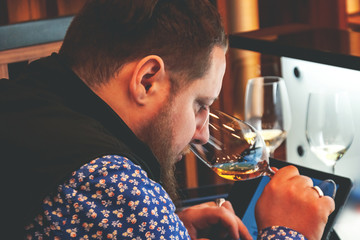 Cavist, sommelier. Training in school sommelier. Wine tasting. Tinted.