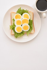 食パンにゆで卵とコーヒー
