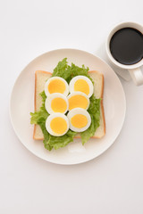 食パンにゆで卵とコーヒー