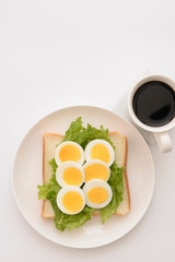 食パンにゆで卵とコーヒー