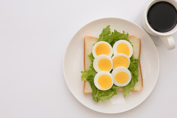 食パンにゆで卵とコーヒー