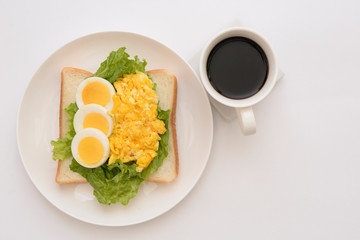 食パンと卵料理にコーヒー
