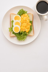 食パンと卵料理にコーヒー