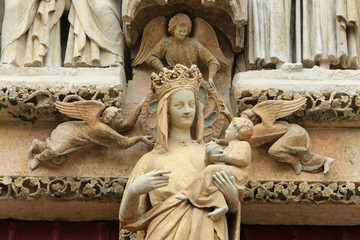 Vierge à l'Enfant. Trumeau. Portail de la Vierge Dorée. Les trois angelots portent son nimbe. Cathédrale Notre-Dame d'Amiens. / Virgin and Child. Notre-Dame d'Amiens cathedral.