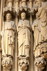 Fototapeta na wymiar Statues. Portail principal Sud. Cathédrale Saint-Etienne. Metz. / Eastern statues. South main gate. St. Stephen Cathedral. Metz.