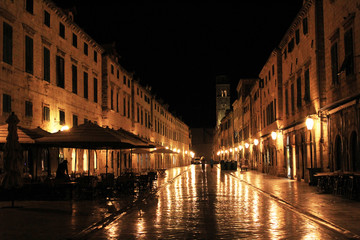 Fototapeta na wymiar ドブロブニク旧市街　プラツァ通りの夜景