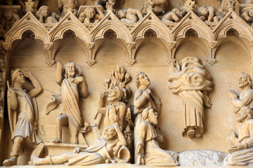 Le tympan de la Résurrection : le Christ sort du tombeau puis monte au ciel. Portail de la Vierge. Cathédrale Saint-Etienne. Metz. /  The tympanum of the Resurrection. St. Stephen Cathedral. Metz.