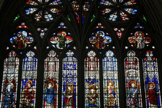 De haut en bas : huit Saints, Saintes et ap&ocirc;tres avec les articles du Credo sous leurs pieds et les sc&egrave;nes de leur martyr. Transept Sud. Cath&eacute;drale Saint-Etienne. Metz. 