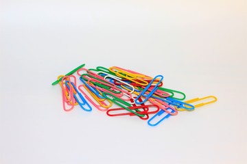 Obraz na płótnie Canvas colorful paper clips isolated on white background