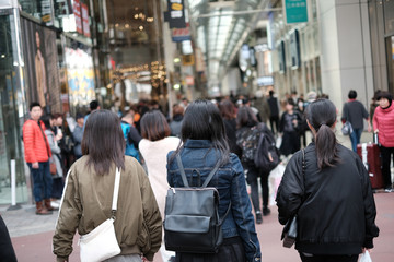 街中を歩く人々