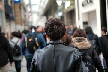 街中を歩く人々