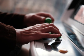 ゲームを楽しむ人の手