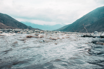 The river flows among the stones