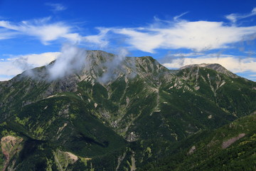 Obraz na płótnie Canvas 南アルプス光岳（てかりだけ）への道　縦走路から見る南アルプス南部の山々　聖岳