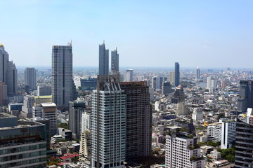 Fototapeta na wymiar High-rise buildings and offices in the big city business district Bangkok with both large buildings and public transportation systems