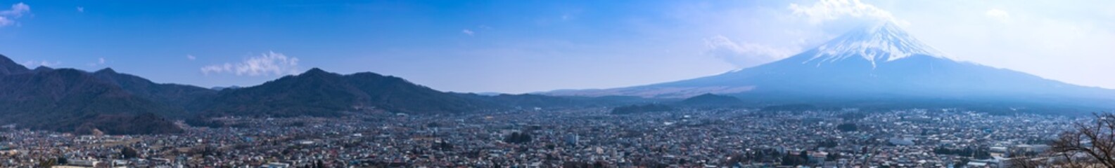 (山梨県-風景パノラマ)富士山と富士吉田市の景観２