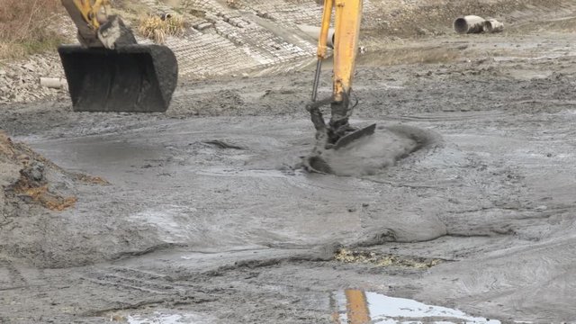clening pond lake canal with backet Amphibious Long Reach Excavato remove  silt ground
