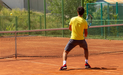 Obraz premium A man plays tennis on the court in the park