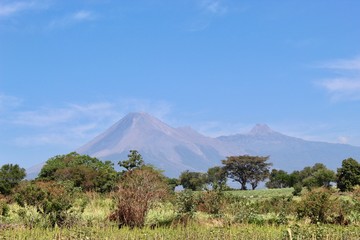 Vista de un volcán en una mañana despejada. En la imagen se aprecia el Volcán de fuego y el Nevado de Colima