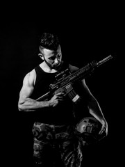 Obraz premium Mężczyzna z karabinem maszynowym