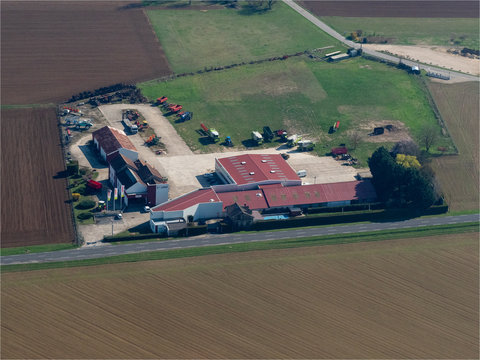 vue aérienne d'un marchand de machines agricoles à Arville dans le Loiret en France