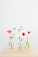 白とピンクのガーベラ