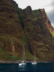 Wasserfall mit Segelbooten