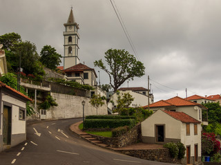 Kreuzung mit Kirche