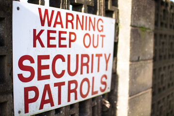 Naklejka premium Warning sign at an abandoned scrapyard in Shropshire, England.