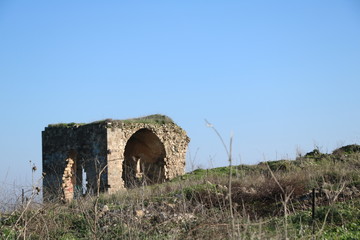 Fototapeta na wymiar ruins of old house in a field
