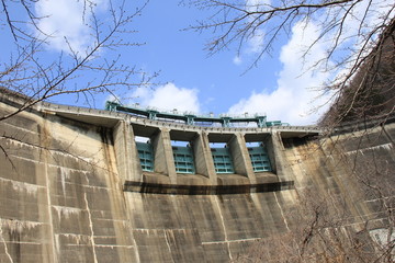 大倉ダムの水門(宮城県)