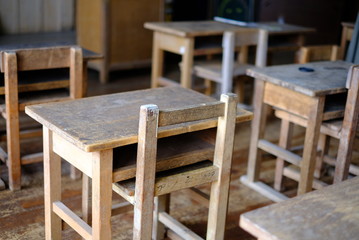 Fototapeta na wymiar レトロ　学校の机とイス　木製　イス　思い出 セピア 懐かしい 昭和