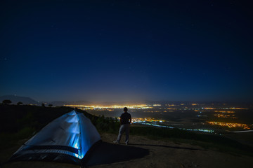 Obraz premium city departure, stress relief, camping and city monitoring